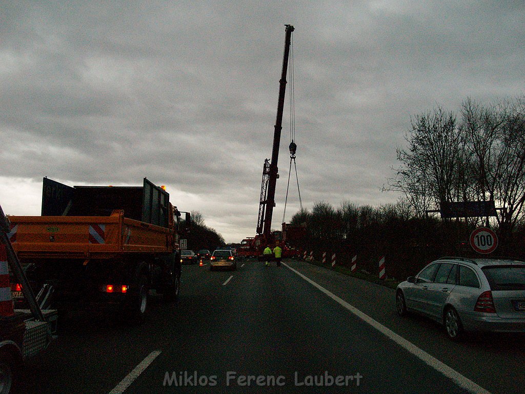 LKW stuerzt um A 3 Rich Frankfurt AK Heumar P0404.JPG